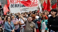 Manifestantes acerc�ndose al Congreso, donde se celebraba el pleno extraordinario en el que se derogaron los decretos de vivienda.