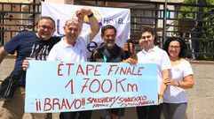 La familia de Miguel V�zquez, en el hotel La Costera, con su amigo de la infancia Cristophe Gomez, que vino peregrinando desde Alsacia, en Francia a Noalla, en Sanxenxo