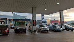 Coches en una gasolinera en Asturias