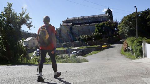 Caminante por la ruta de San Rosendo, que discurre junto a la basílica de San Martiño de Mondoñedo