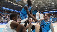 Dibba ayuda a levantarse a su compa�ero Kurucs en el partido ante el Burgos en el Pazo