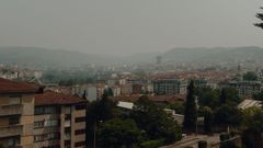 El humo de los incendios del norte de Portugal y de Ponteareas cubre el cielo del centro de la provincia de Ourense.