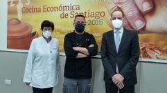 La Cocina Econ�mica agradeci� la nueva ayuda econ�mica de la fundaci�n La Caixa. En la foto, de derecha a izquierda, Pablo Baamondede (representante de CaixaBank), Javier Brage (administrador del comedor social santiagu�s) y sor Alicia Lourido (su directora).