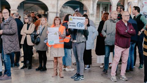 Un grupo de trabajadores se concentr en la praza Maior coincidiendo con el comienzo del pleno.