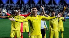 Cristiano Ronaldo celebra, junto a sus compa�eros, una victoria del Al-Nassr.