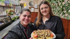Daniela y Mar�a posan junto a un plato de picado