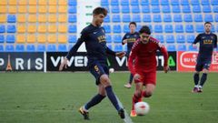 Javi Fern�ndez, de azul, en un partido con el UCAM Murcia