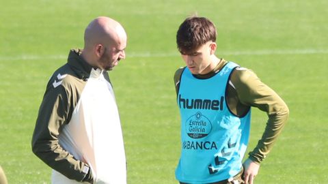 Claudio Gir�ldez, charlando con Javi Rodr�guez en el entrenamiento del Celta en Mos.