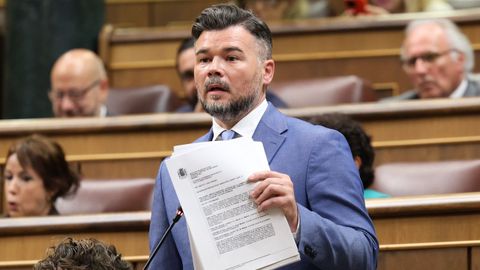 El portavoz de ERC, Gabriel Rufi�n, en el Congreso con el auto de imputaci�n de Zapatero.