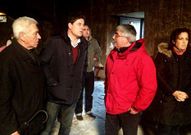 <span lang= es-es >Visitas de Feijoo y Besteiro</span>. El presidente de la Diputaci�n y casi todos los alcaldes de la Costa da Morte acompa�aron a Feijoo en su visita a Mux�a; en la foto, observa una imagen del retablo que acab� calcinado por completo; a la derecha, el secretario xeral del PSdeG.