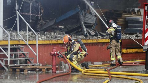 Los Bomberos del Servicio de Emergencias del Principado de Asturias (SEPA) han desplegado un amplio operativo para tratar de extinguir un incendio de grandes dimensiones que se ha originado en una nave del polgono industrial de Silvota, en el concejo de Llanera. 