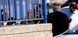 El hermano de Wasito, que trabajaba en el �Cidade de Albufeira�, identific� su cad�ver; a la derecha, el padre del estudiante asturiano, desconsolado tras ver el cuerpo.