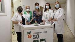 Beln Prez, en el centro, junto a varias voluntarias de la AECC en el CHUO