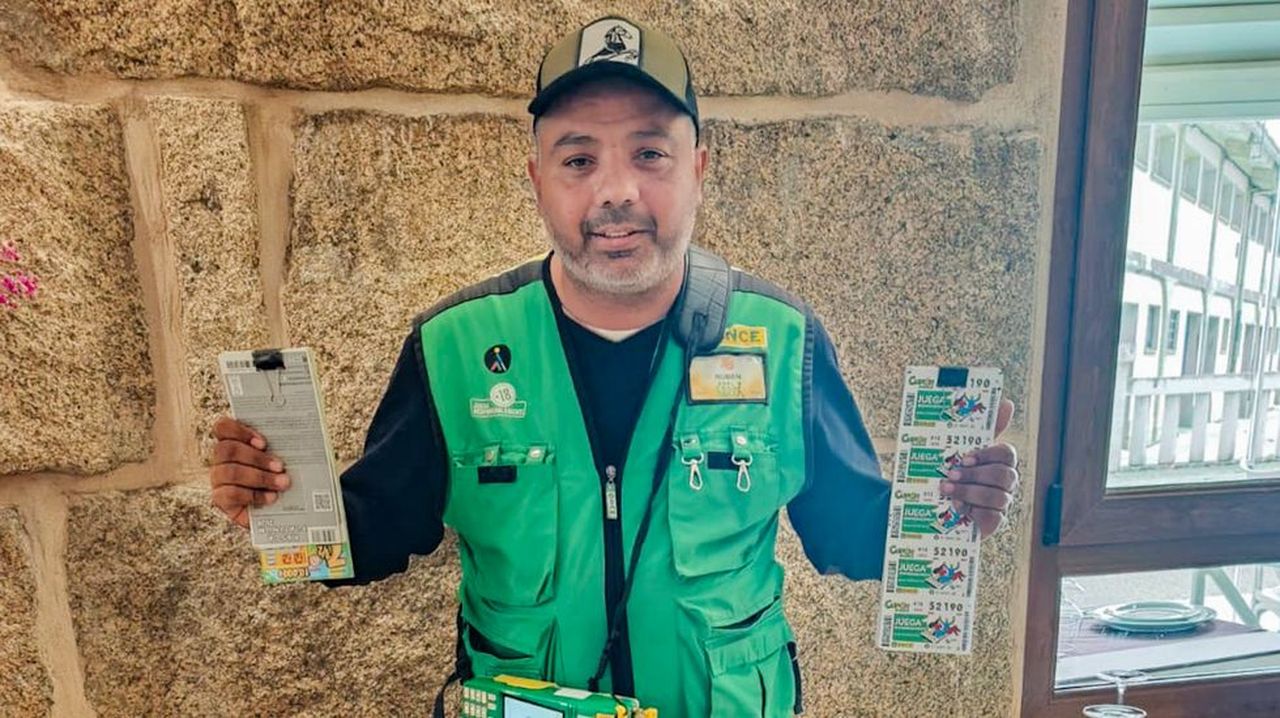 Rubén, el «cuponero» orgulloso de ser gitano, reparte 20.000 euros en Sanxenxo: «Este mi primer trabajo fijo, estoy feliz»