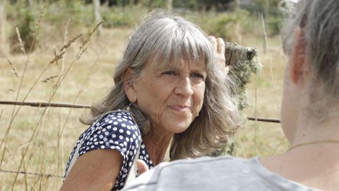 PIlar se detiene frente a un tronco donde creceUsnea Barbata, conocido por ser un marcador de la buena calidad del aire.