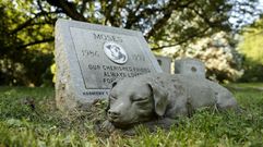 Tumba con foto y escultura de �Moses�.