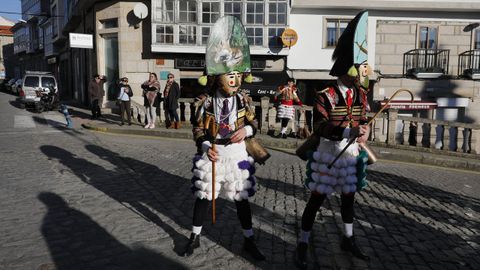 Os felos percorren Maceda.A comitiva co personaxe do entroido tradicional estn a percorrer os pobos do municipio e a Serra de San Mamede