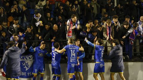 Los jugadores del Ourense CF celebrando con su afici�n la victoria ante el Girona FC en la Copa del Rey