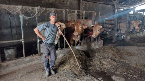 Adri�n Garc�a tiene 50 vacas y terneros y acaba de quedarse sin agua en su granja de Reboredo