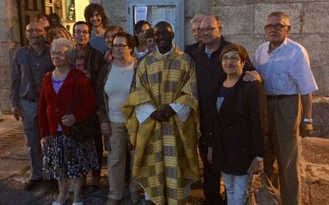D�sir� Kouakou, ayer por la noche, con vecinos de Brens, en la celebraci�n de su 16.� aniversario como sacerdote. 