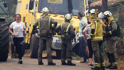 Brigadistas y vecinos tras controlar un fuego en Melide