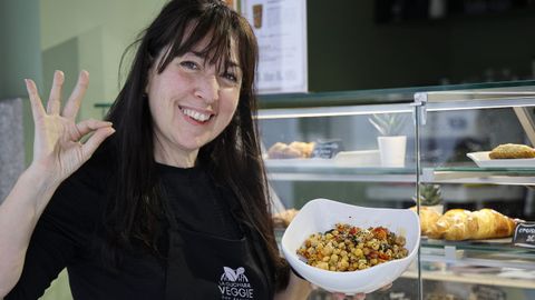 Mar�a Jos� Tercero, responsable de La Cuchara Veggie en A Coru�a, posa con el plato.
