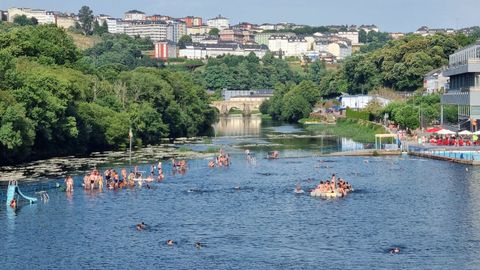 Día de calor en Lugo, con mucha gente en el río Miño