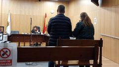 La acusada, junto a su hijo que fue exculpado en la vista en Ourense
