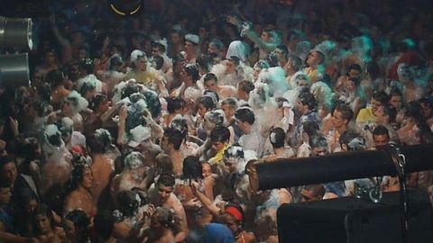 La apote�sica fiesta de la espuma en la discoteca Ink, en Nar�n