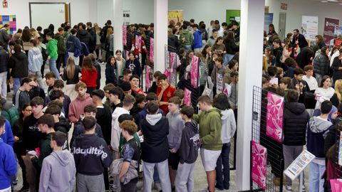 Los estudiantes de los 18 centros que acudieron a la feria visitaron los estands de forma escalonada
