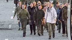 Mujeres pertenecientes al Ej�rcito ucraniano, tras ser liberadas el pasado octubre, durante un intercambio de prisioneros entre Mosc� y Kiev