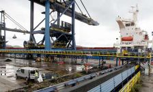Una descarga de carb�n de Endesa en la terminal de la firma en la rada exterior.