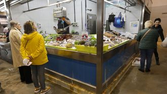 Una pescadera tradicional en la plaza de abastos de Viveiro