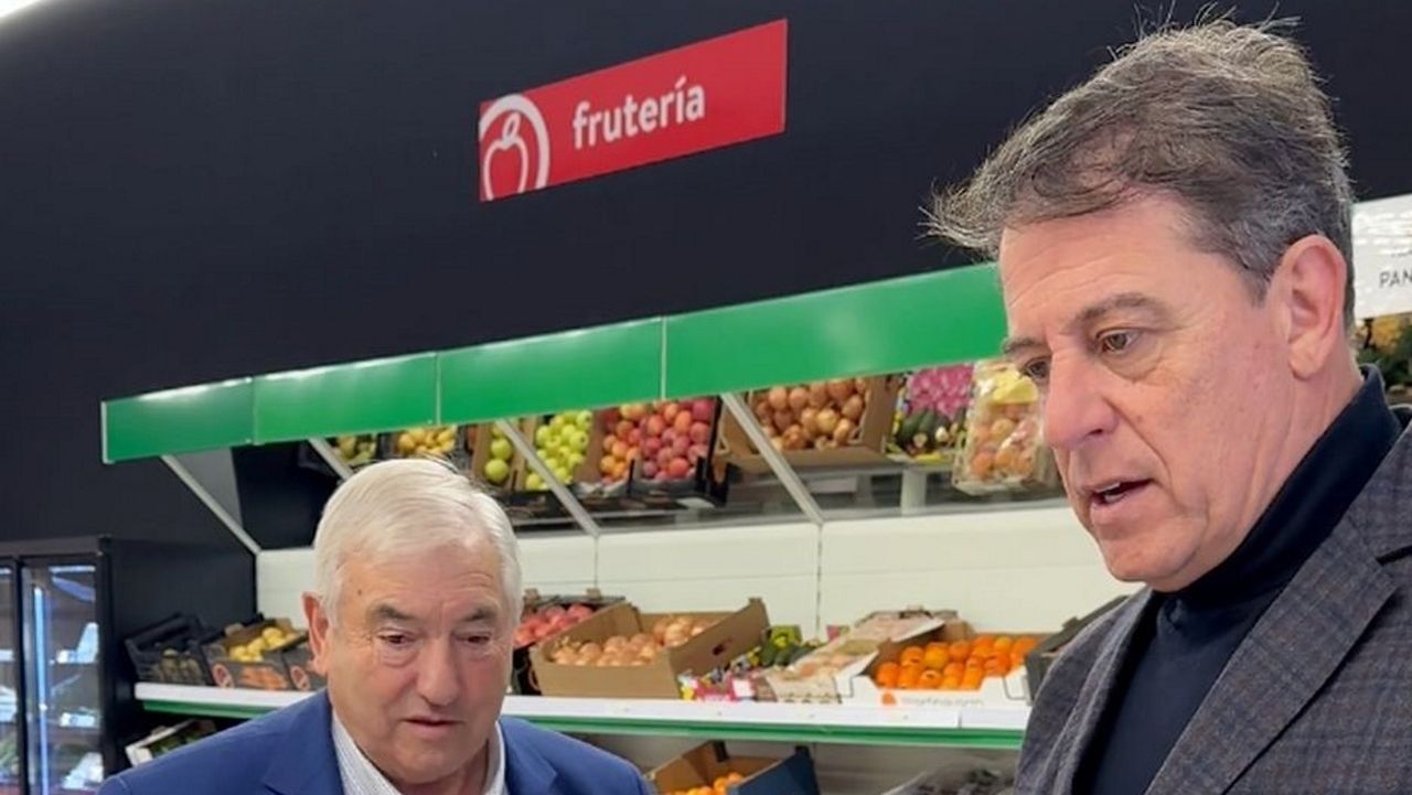 Besteiro usa el supermercado municipal de Pol como ejemplo de política para fijar población