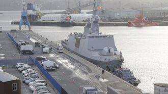 Unidades policiales despelegadas en el puerto de A Corua, donde est atracado el buque militar French Warship