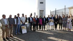Participantes en la primera parte de los actos del viernes, celebrada en el Cabo Touriñán (Muxía)