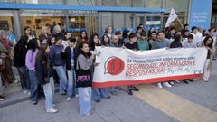 Protesta de la comunidad educativa del IES Men�ndez Pidal de Zalaeta ante las dependencias de la Xunta en A Coru�a por las obras en el centro