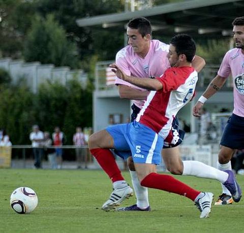 Un lance del partido disputado en el campo de O Roxo.
