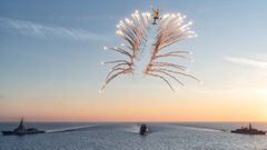 Un helic�ptero Wildcat de la Royal Navy dispara bengalas sobre los buques en el �rea de Malta