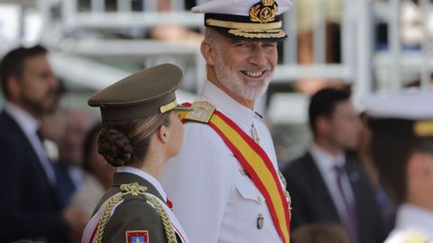 El rey Felipe VI preside la entrega de despachos de los nuevos oficiales de la Armada espaola acompaado por la princesa Leonor