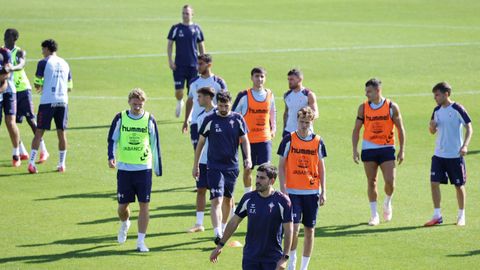 Algunos jugadores del Celta, en el �ltimo entrenamiento previo al partido ante el Racing de Santander.