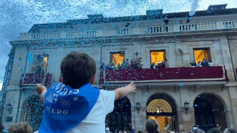 Lluvia de confeti tras el preg�n y el chupinazo de San Mateo 2023.