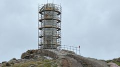 Los andamios ya cubren todo el per�metro del faro cormel�n.