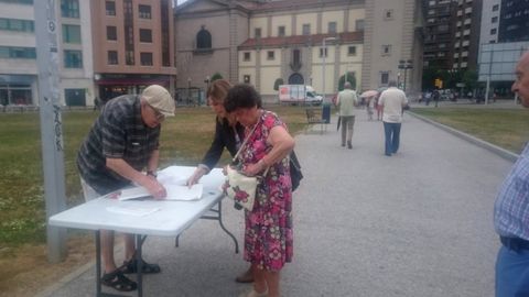 Recogida de firmas, ayer, de la plataforma Un pulmn para el solarn