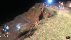 Momento del rescate del var�n herido en Goz�n