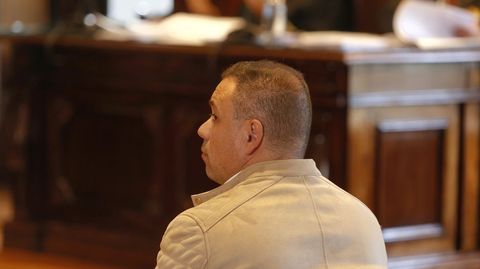 Enrique Martínez, sentado en el banquillo de los acusados de la Audiencia Provincial de Pontevedra.