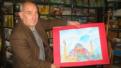 Berm�dez, en la ferreter�a, con uno de sus cuadros