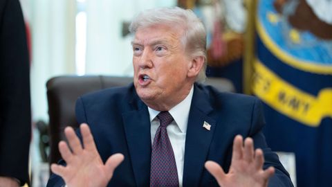 El presidente de los Estados Unidos, Donald J. Trump, pronuncia un discurso durante la firma de una orden ejecutiva en el Despacho Oval de la Casa Blanca en Washington.