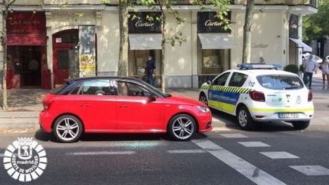 Rescatan a un beb� que dejaron dentro de un coche a 37 grados en la calle Serrano, Madrid