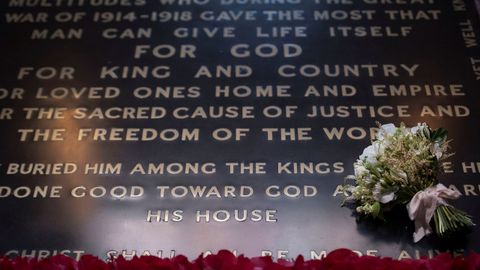 El ramo de boda de Meghan Markle fue depositado un d�a despues de la boda sobre la tumba del soldado desconocido en la abad�a de Westminster en Londres, Reino Unido. Se trata de una tradici�n despues de las bodas reales. El ramo se coloca all� en honor a todos los soldados ca�dos en guerra.